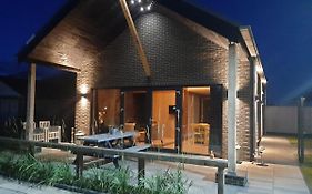 Vakantievilla 10 Km Van Strand Honden Welkom Omheinde Tuin Sauna Buitenbad